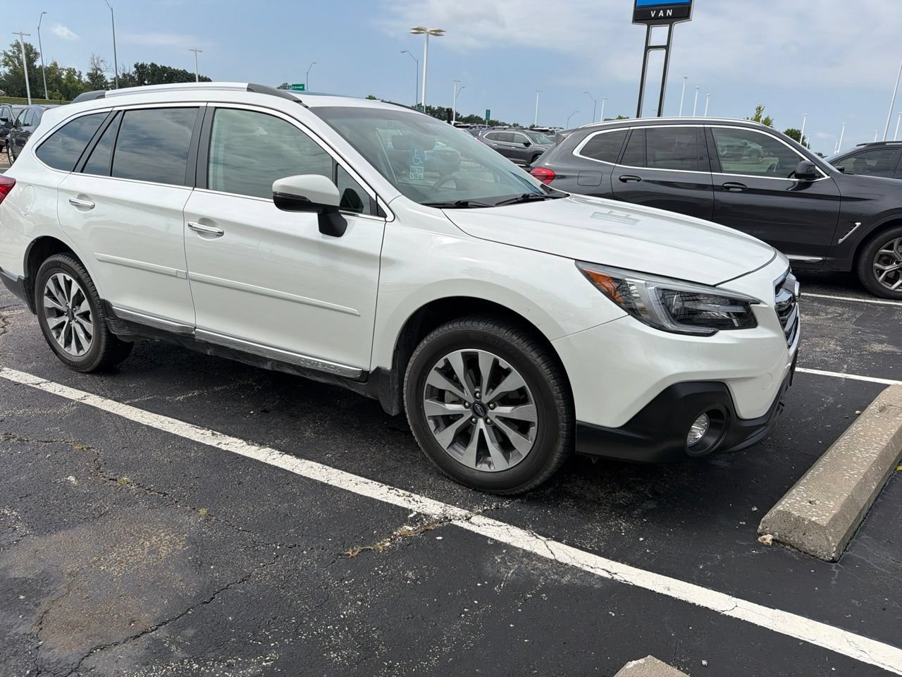 Used 2019 Subaru Outback 3.6R Touring AWD/4WD image 3