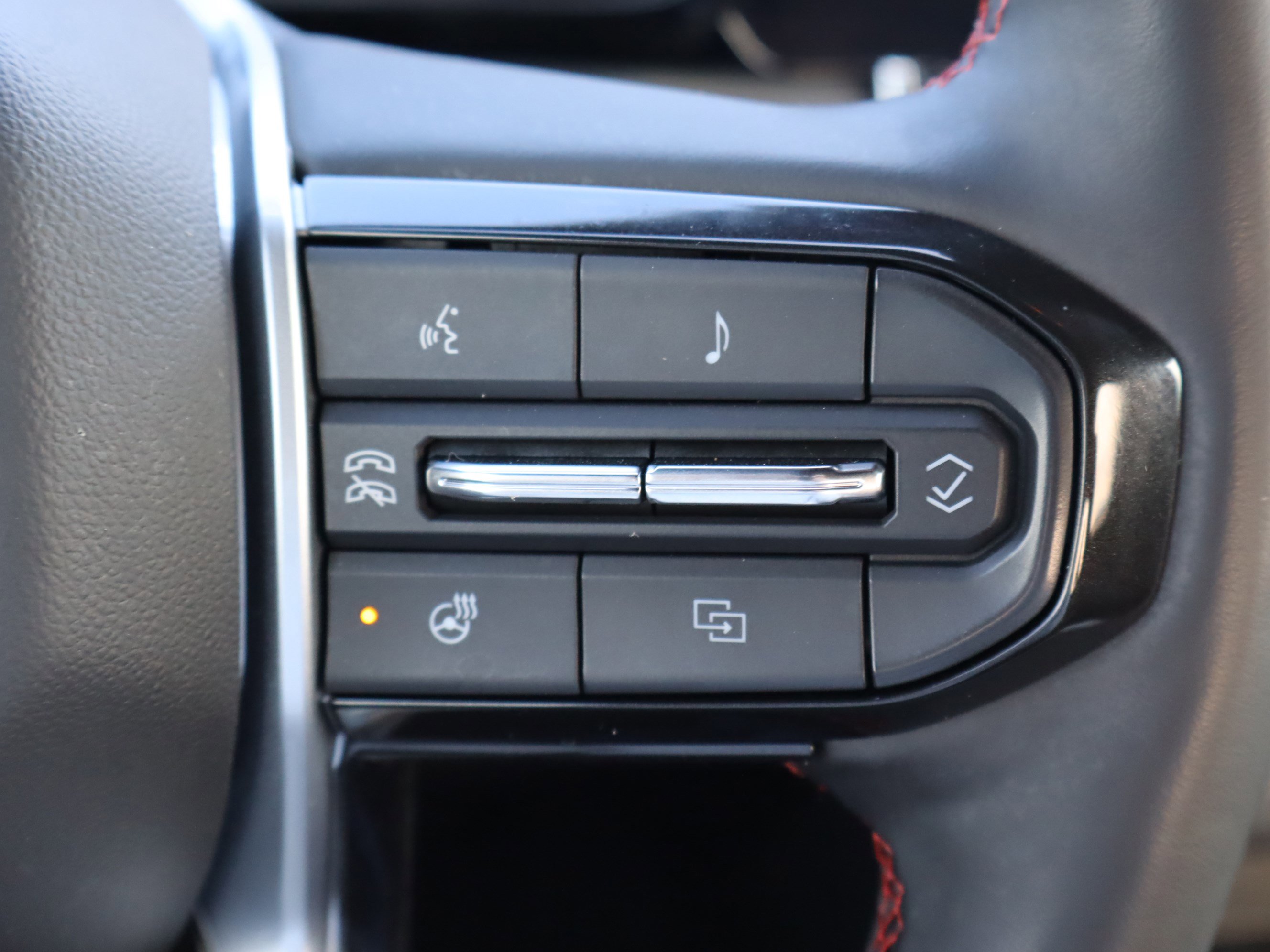 Certified 2025 Chevrolet Colorado Z71 w/ Midnight Edition image 23