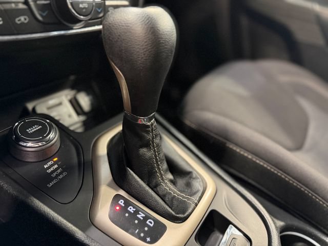 Used 2015 Jeep Cherokee Latitude w/ Comfort/Convenience Group AWD/4WD image 36