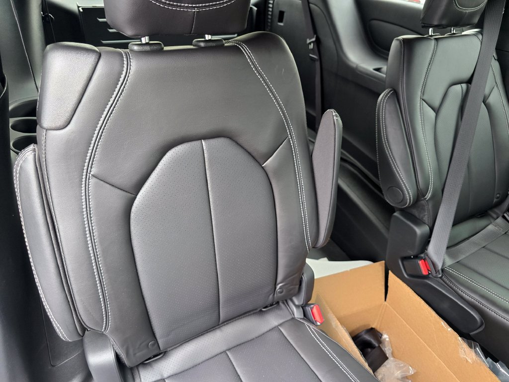 Used 2027 Chrysler Pacifica Select w/ S Appearance Package FWD image 17