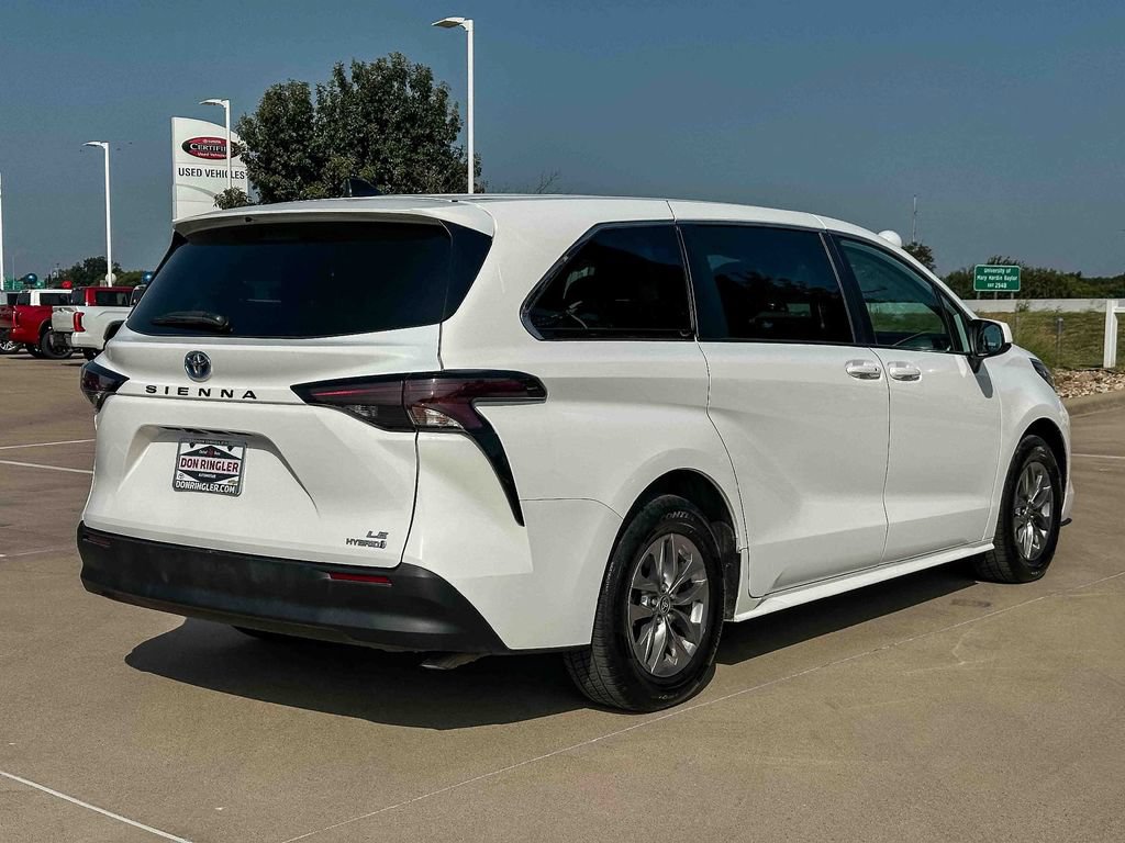 Used 2023 Toyota Sienna LE FWD image 3