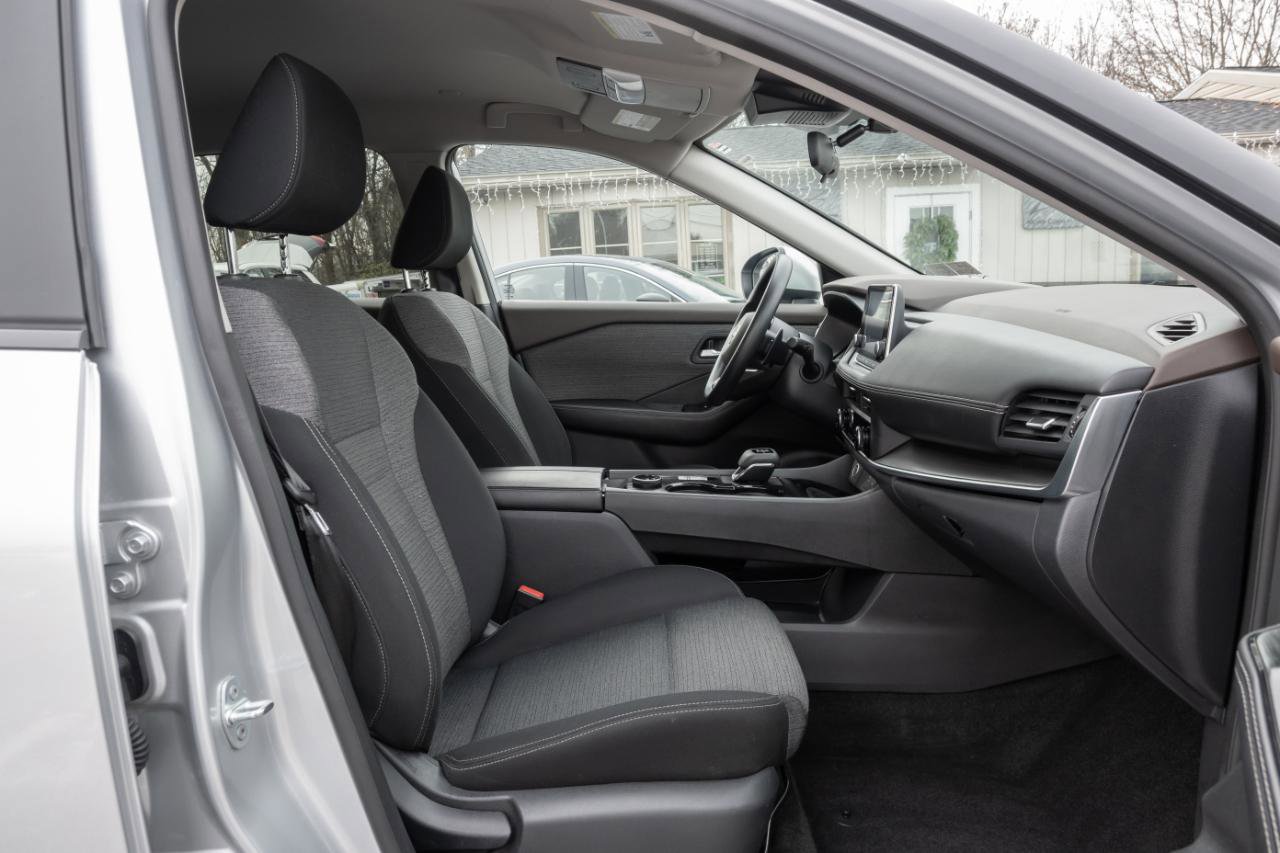 Used 2023 Nissan Rogue SV image 30