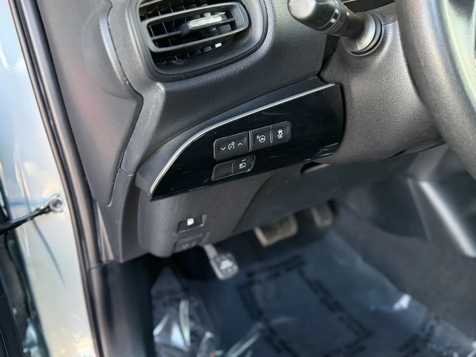 Used 2021 Toyota Prius LE AWD/4WD image 25