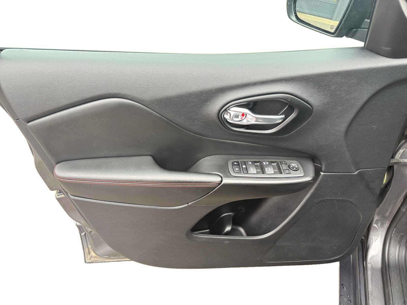 Used 2022 Jeep Cherokee Trailhawk w/ Sun & Sound Group AWD/4WD image 9