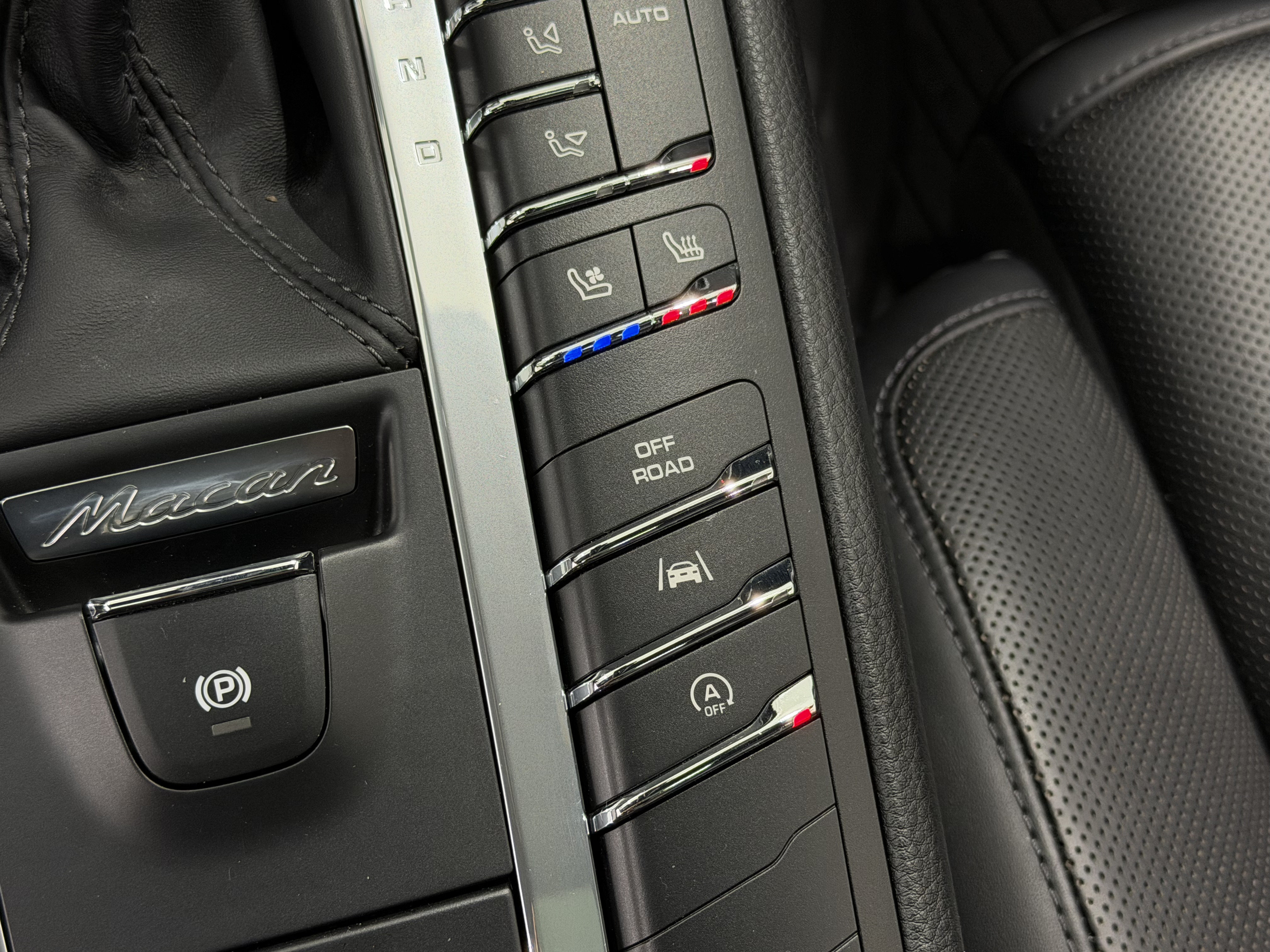 Certified 2018 Porsche Macan AWD/4WD image 39