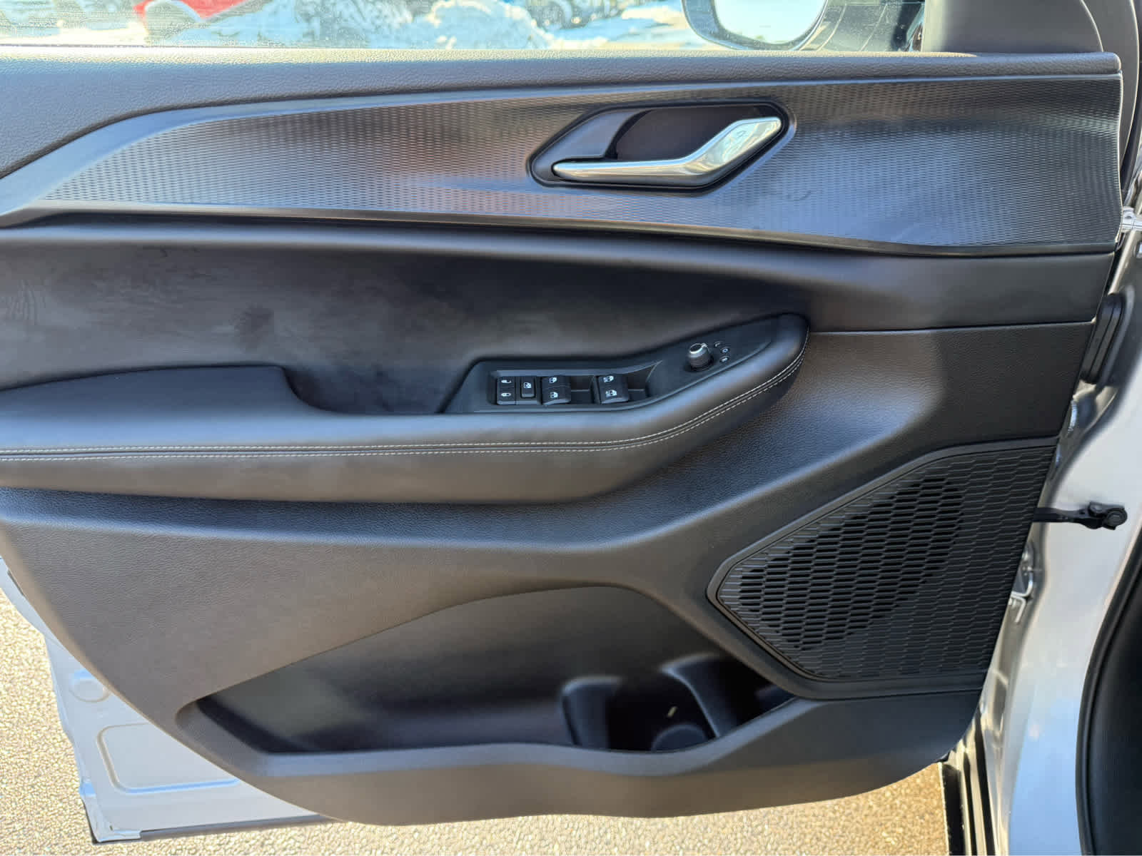 Used 2025 Jeep Grand Cherokee Altitude image 11