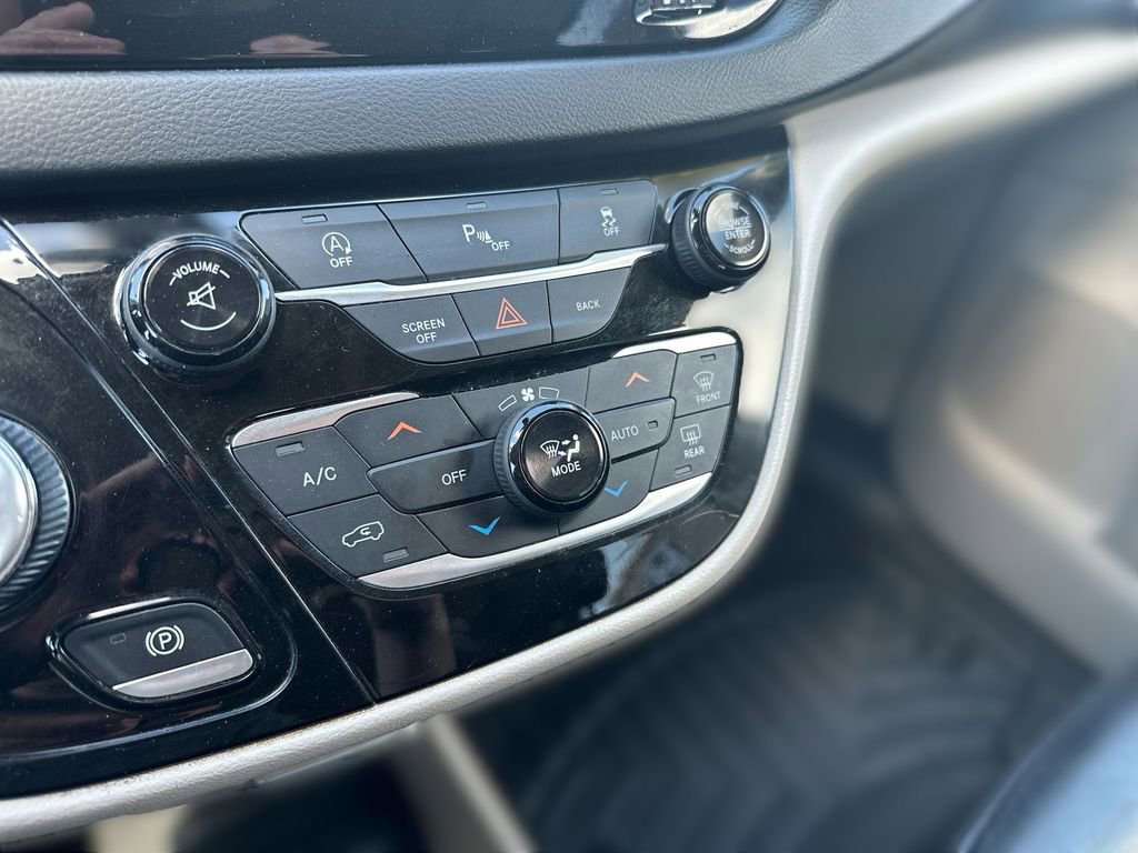 Used 2017 Chrysler Pacifica Touring-L FWD image 17