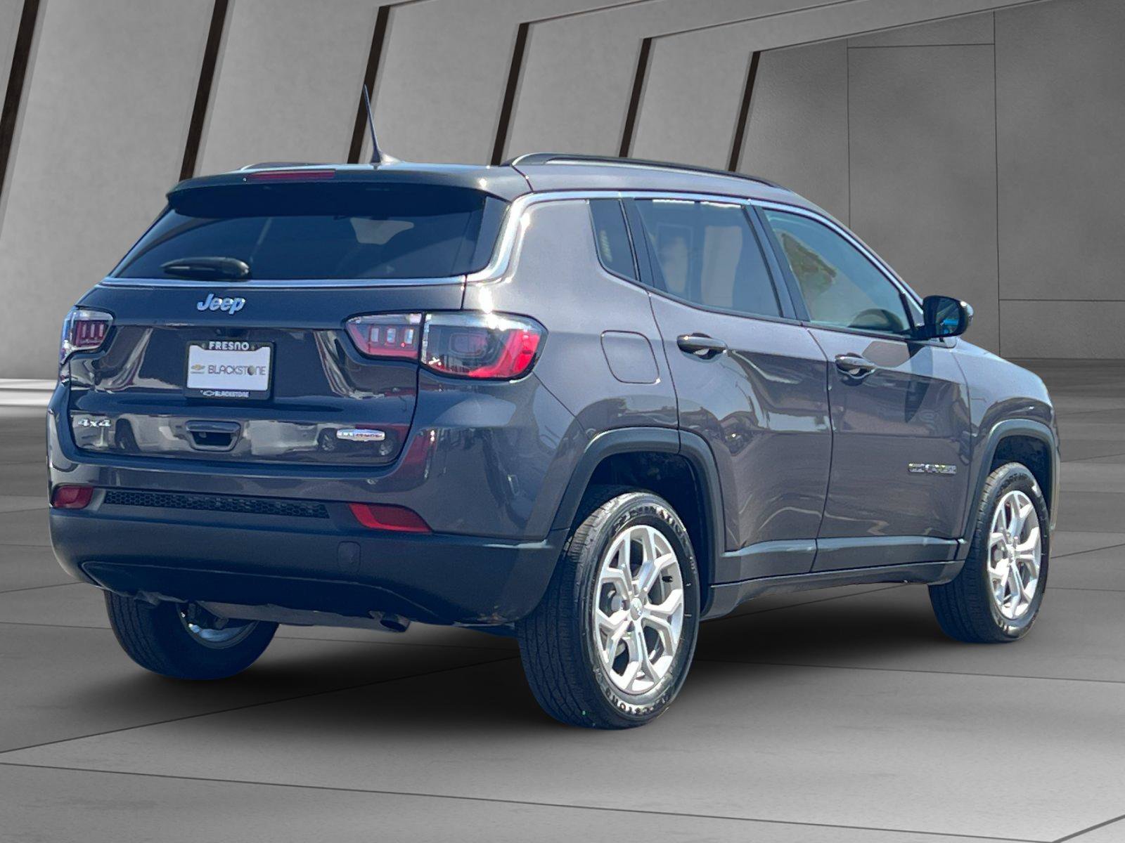 Used 2024 Jeep Compass Latitude AWD/4WD image 4