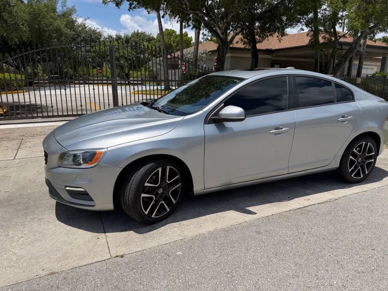 Used 2017 Volvo S60 T5 Dynamic FWD image 4
