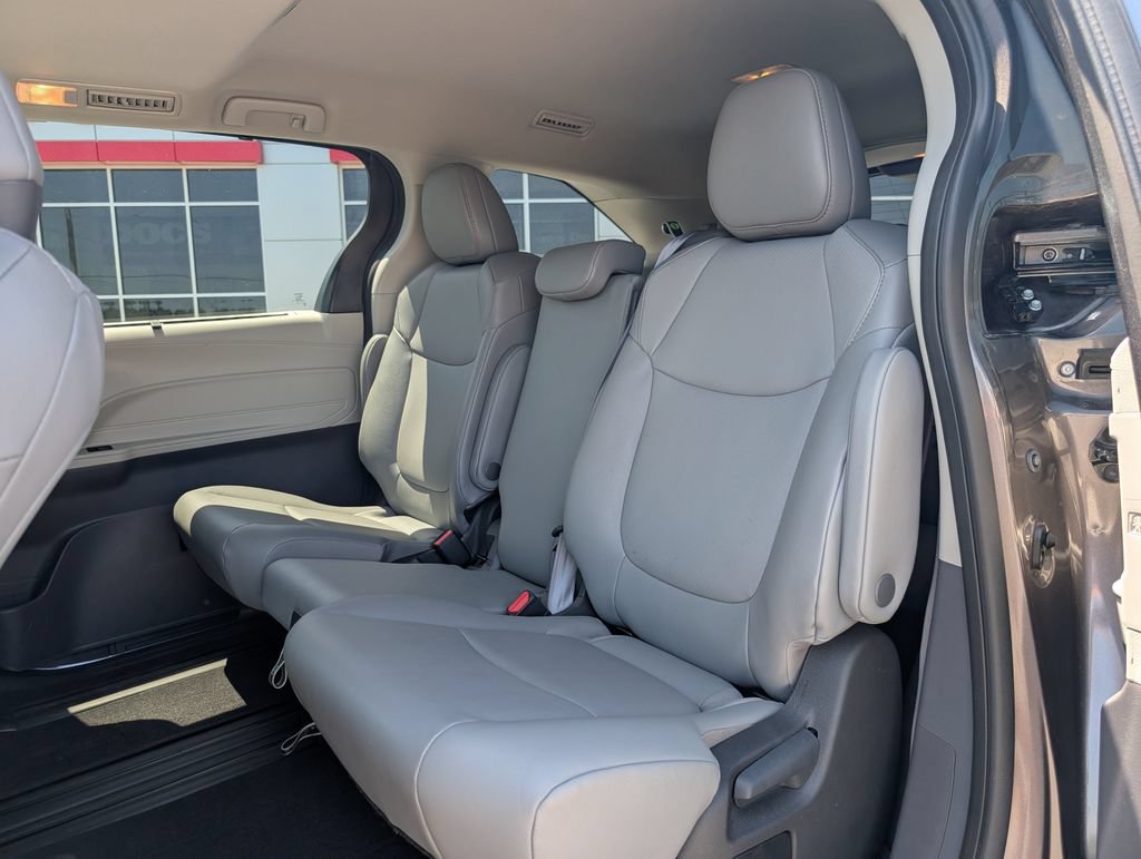 Used 2024 Toyota Sienna XLE FWD image 31