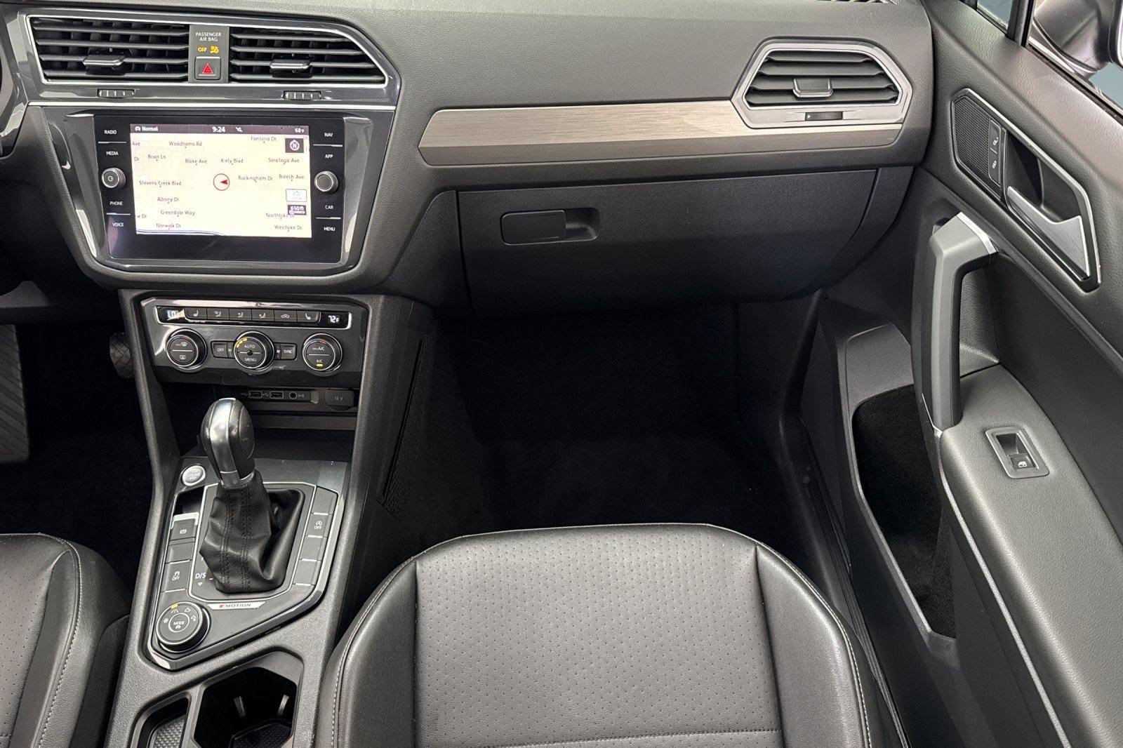 Used 2018 Volkswagen Tiguan SEL AWD/4WD image 32