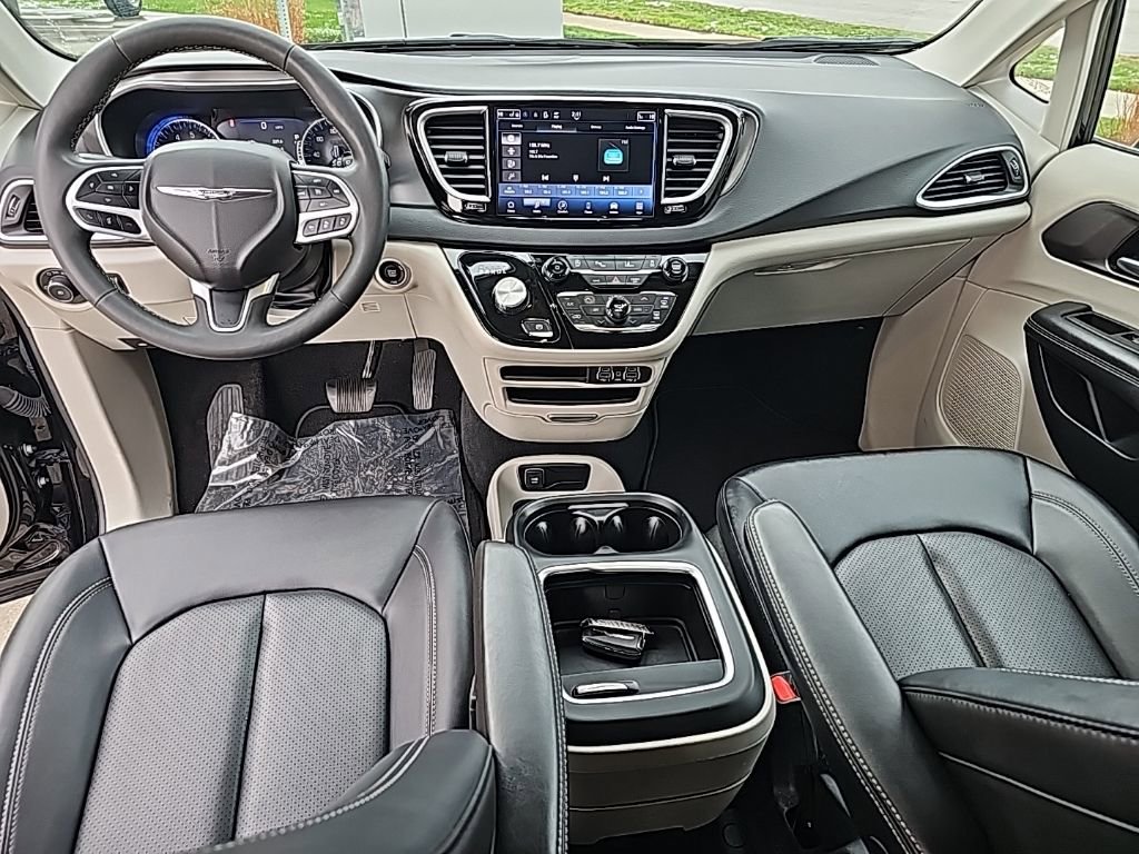 Certified 2024 Chrysler Pacifica Touring-L image 3