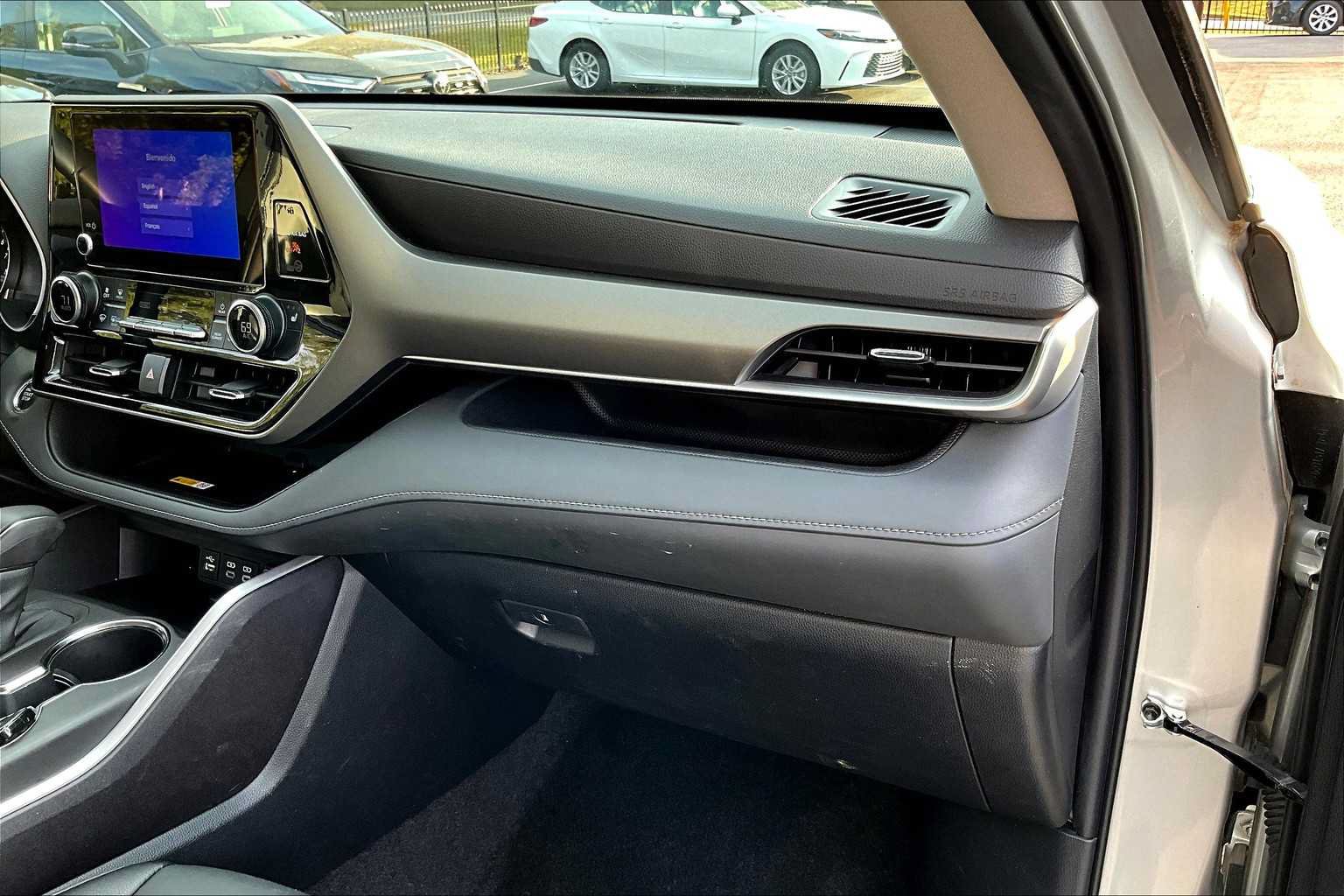 Used 2023 Toyota Highlander XLE AWD/4WD image 18