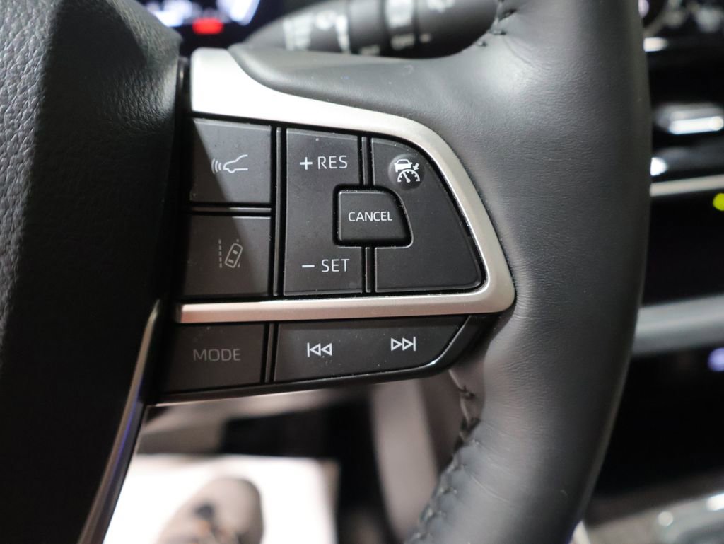 Used 2025 Toyota Highlander Limited AWD/4WD image 35