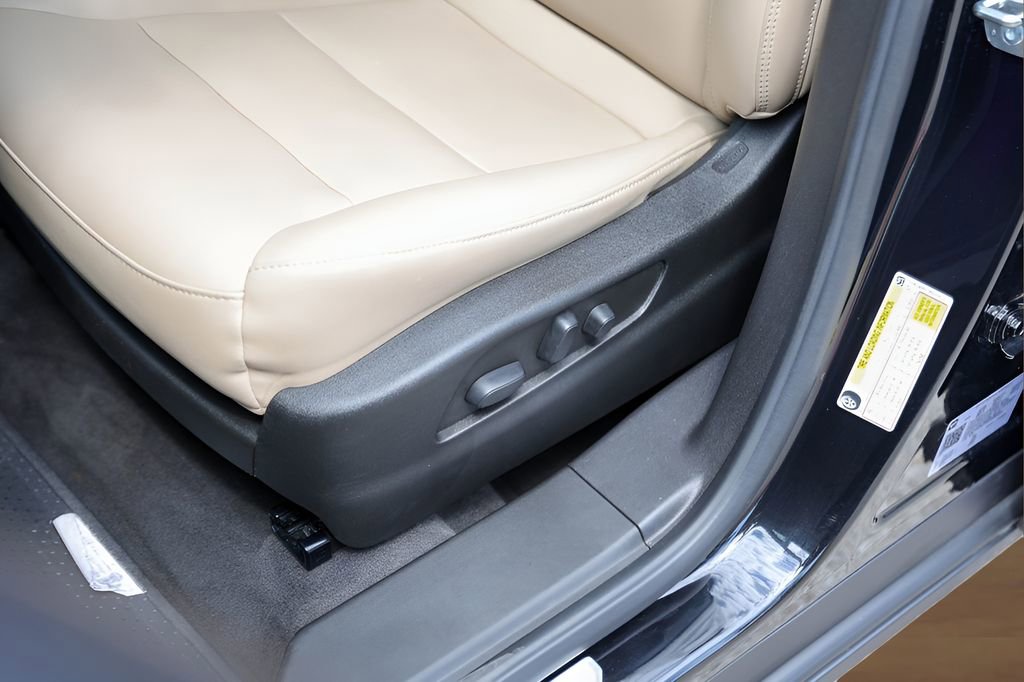 Certified 2024 Cadillac XT4 Luxury FWD image 8