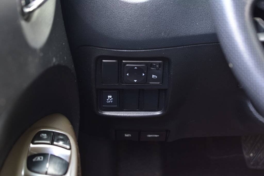 Used 2014 Nissan Juke S FWD image 31