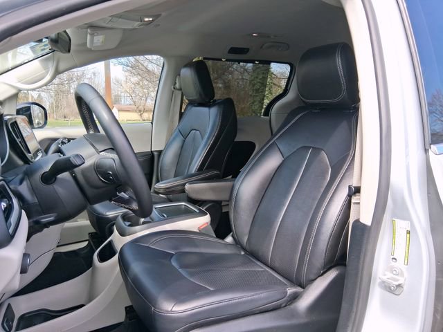Used 2024 Chrysler Pacifica Touring-L FWD image 11