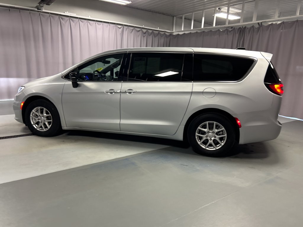 Used 2026 Chrysler Pacifica Select FWD image 4