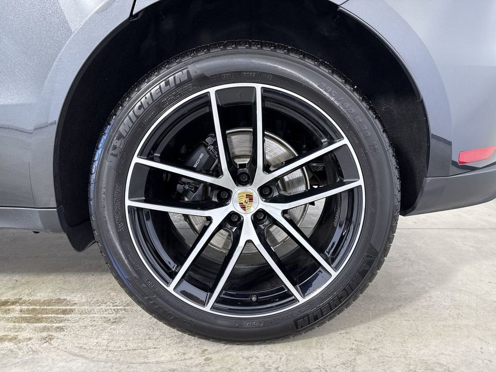 Certified 2025 Porsche Macan image 14