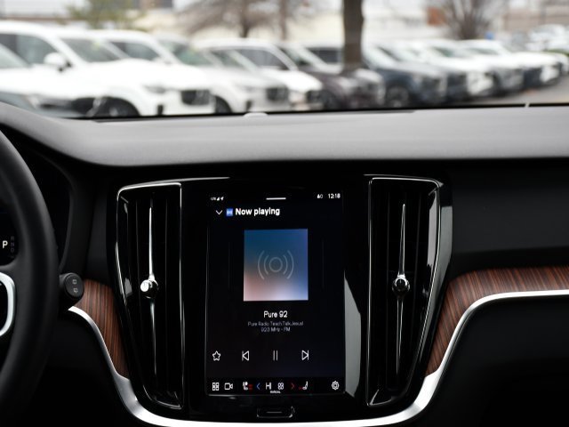 Used 2025 Volvo V60 B5 Cross Country Plus image 24