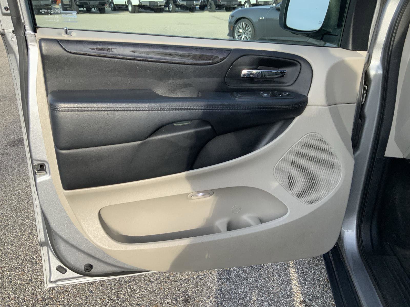 Used 2015 Dodge Grand Caravan American Value Package w/ UConnect Hands-Free Group image 20