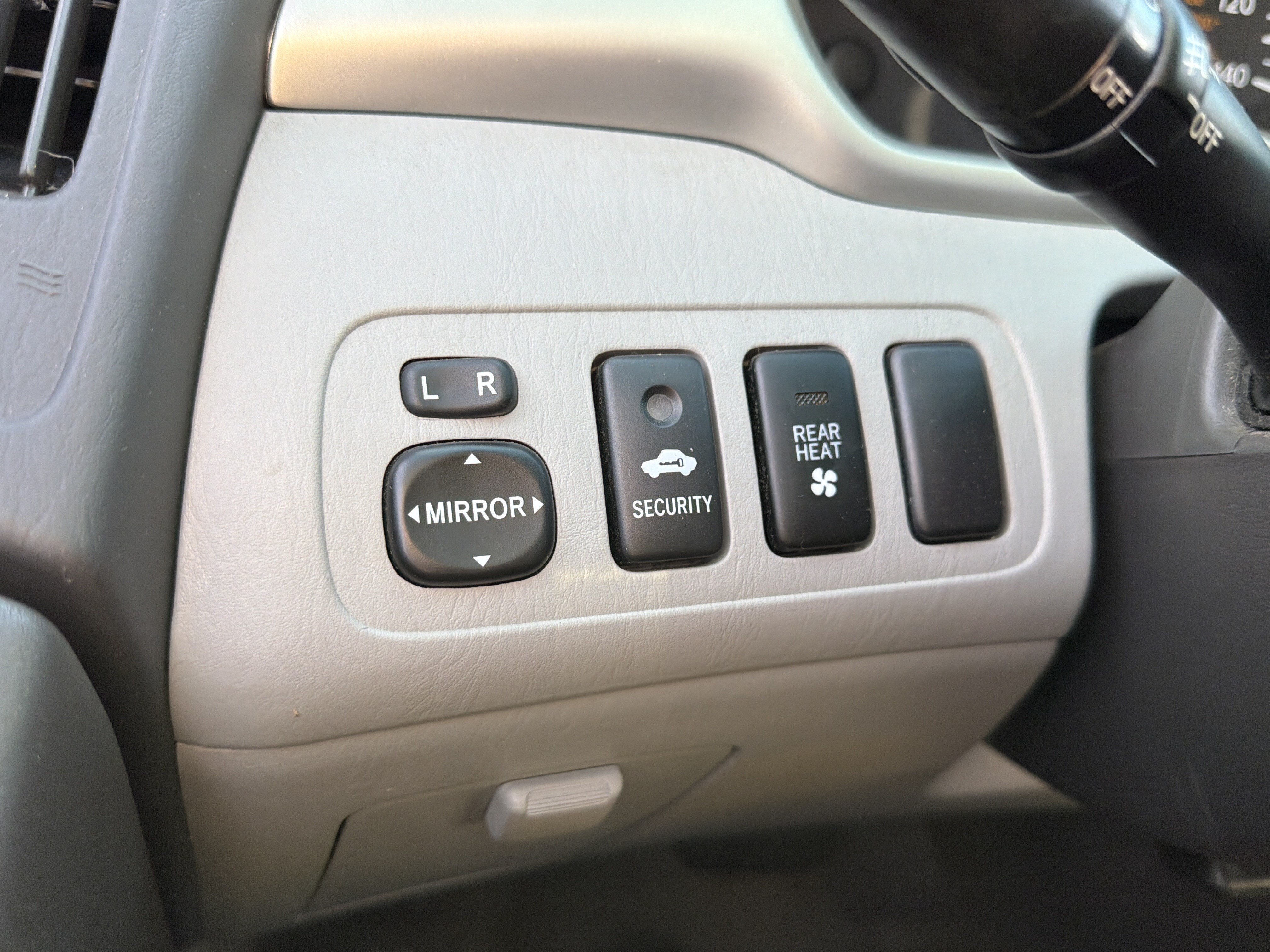 Used 2005 Toyota Highlander 4WD V6 w/ 3rd Row image 13