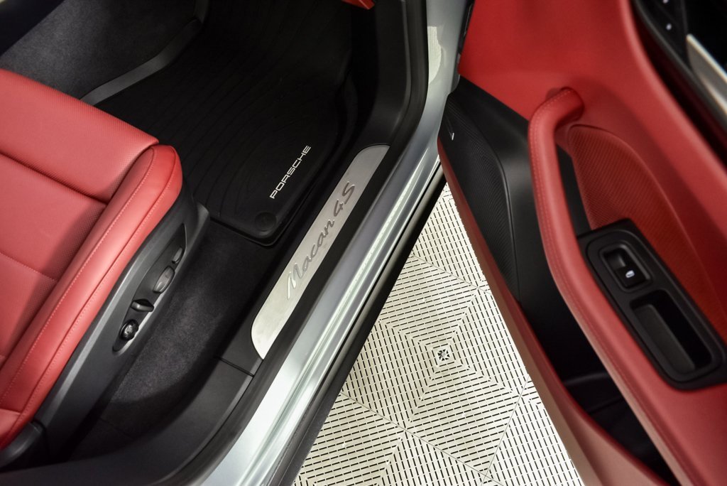 Certified 2025 Porsche Macan 4S Electric w/ Premium Package image 26