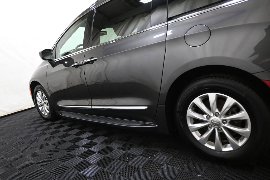 Used 2018 Chrysler Pacifica Touring-L Plus image 12