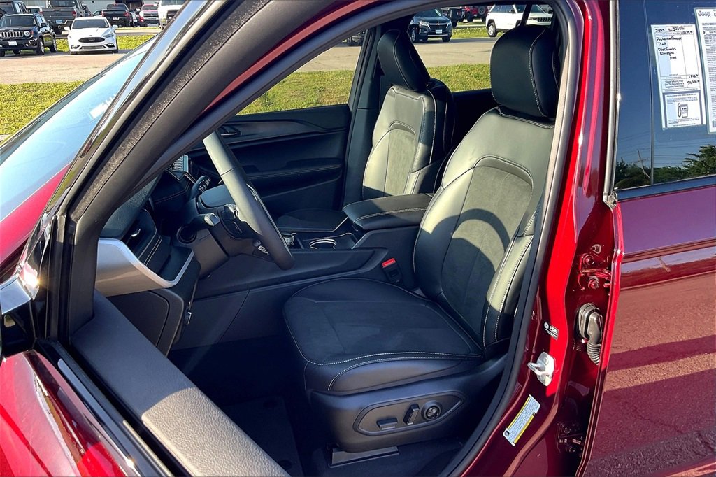 New 2025 Jeep Grand Cherokee Altitude image 9