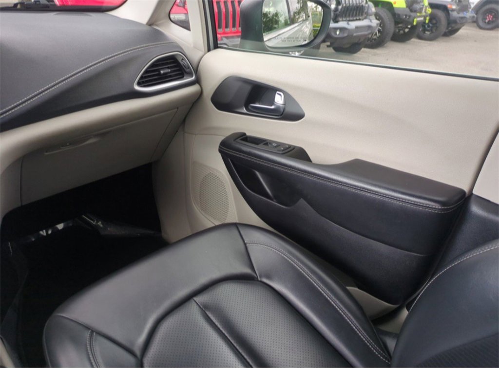 Used 2023 Chrysler Pacifica Touring-L image 18