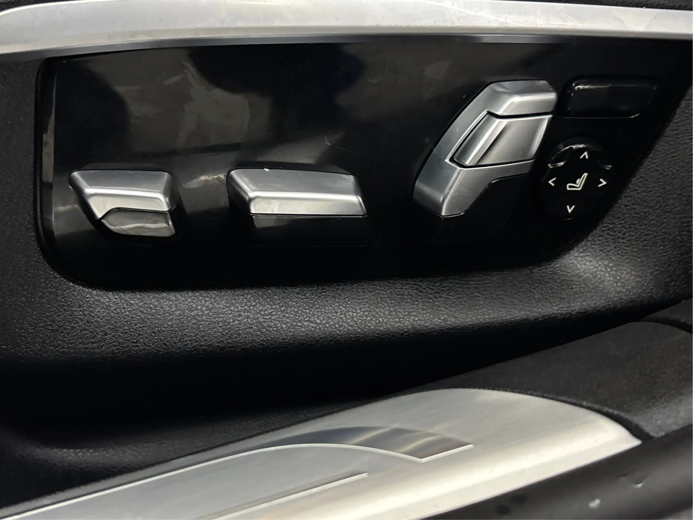 Used 2017 BMW 750i xDrive image 25