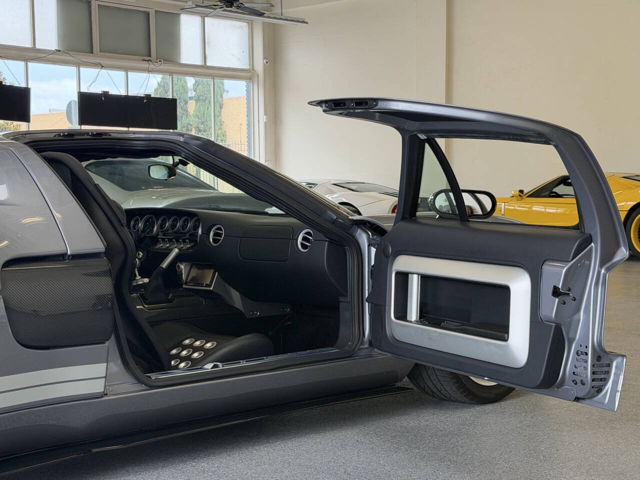 Used 2006 Ford GT RWD image 32