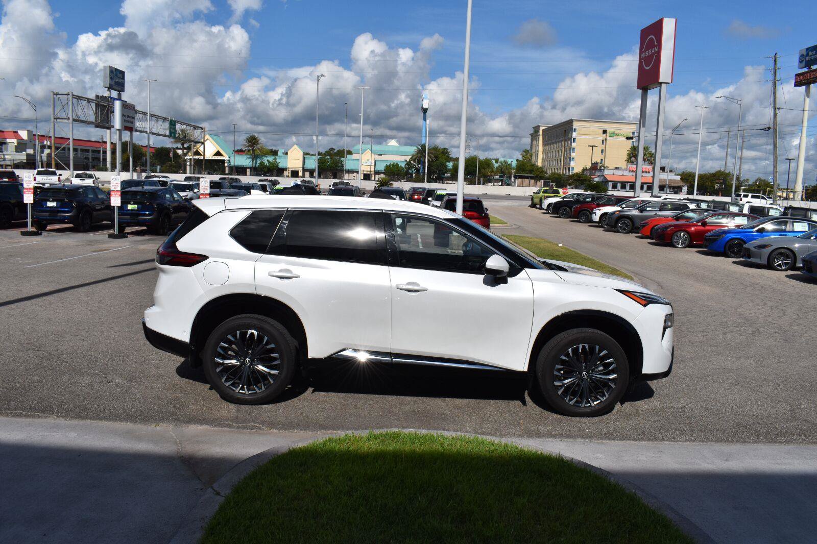 Used 2025 Nissan Rogue Platinum w/ Platinum Premium Package FWD image 14