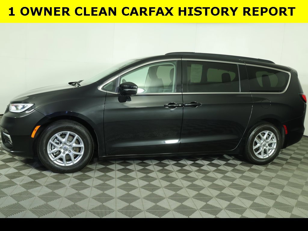 Used 2022 Chrysler Pacifica Touring-L image 4