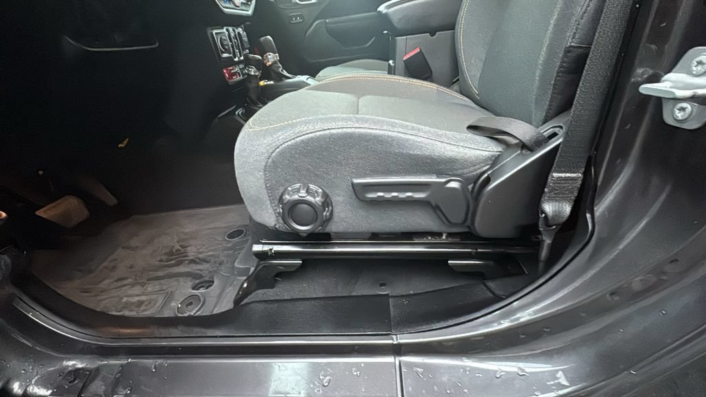Used 2024 Jeep Wrangler Unlimited AWD/4WD image 9