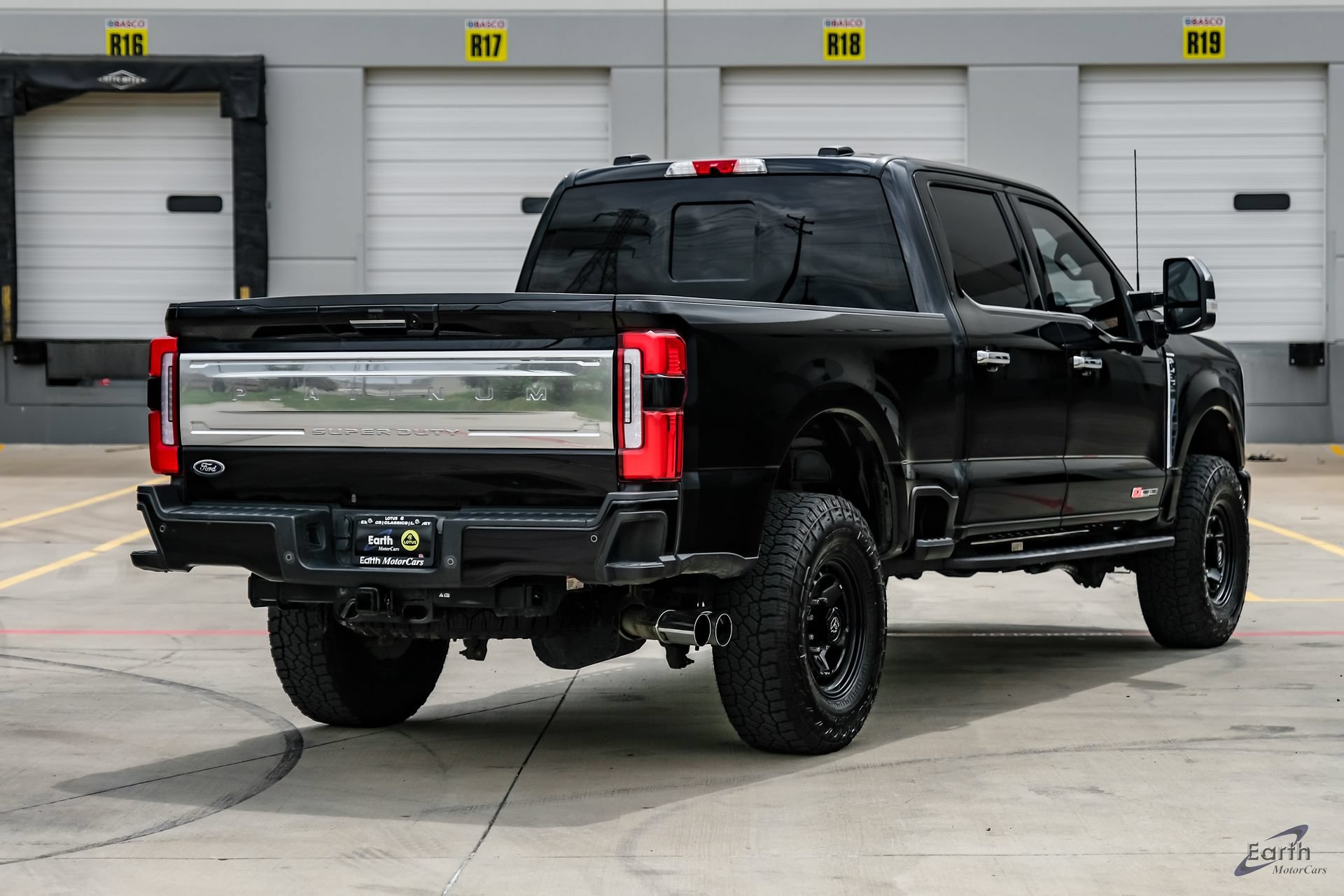 Used 2024 Ford F350 Platinum w/ Tremor Off-Road Package AWD/4WD image 17