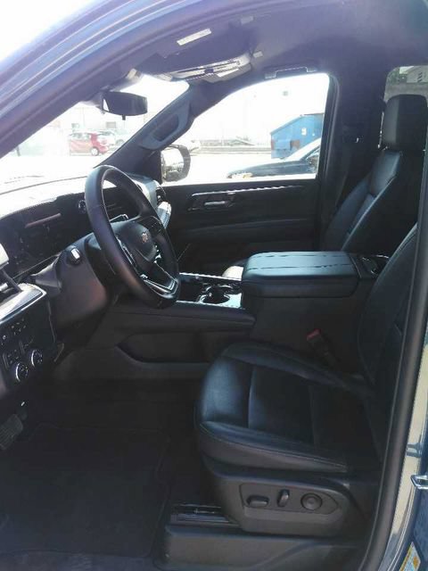 Used 2025 Chevrolet Suburban LT AWD/4WD image 2