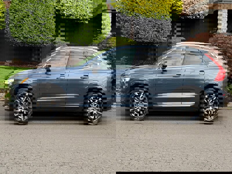 Used 2018 Volvo XC60 T5 Momentum w/ Convenience Package image 2