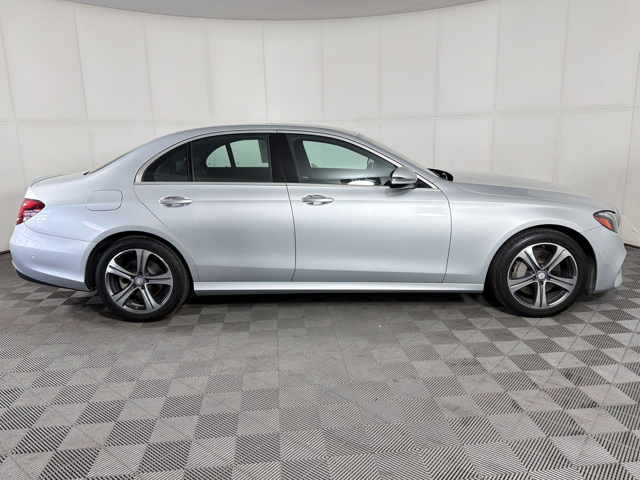 Used 2017 Mercedes-Benz E 300 4MATIC image 8