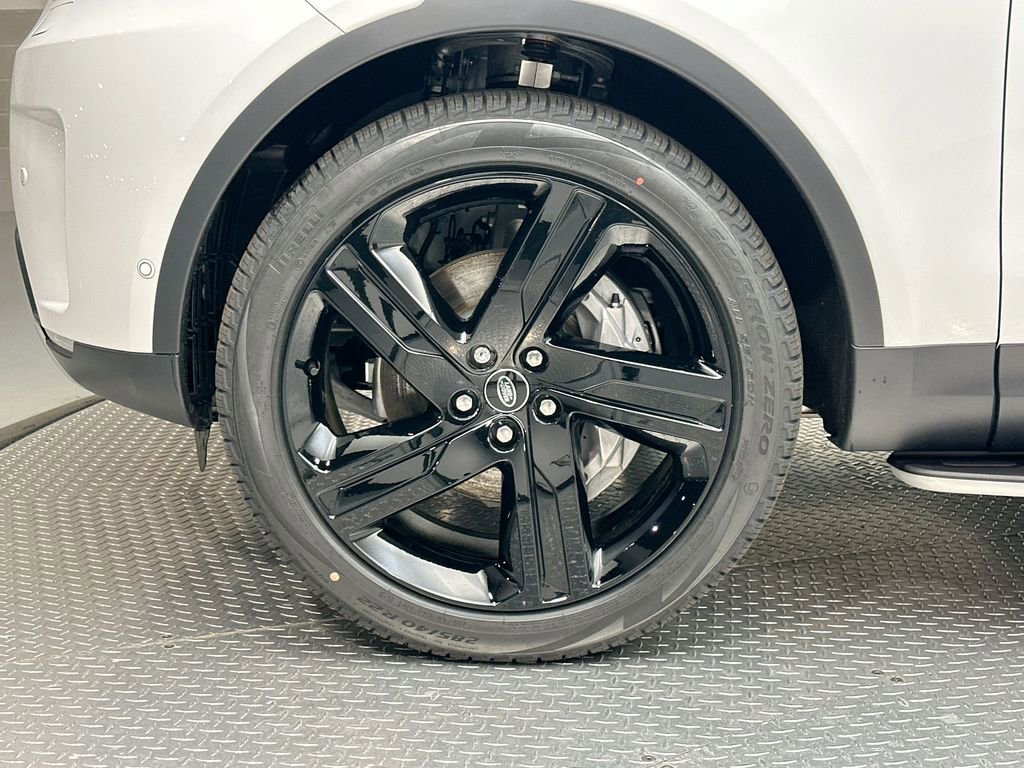 Used 2025 Land Rover Discovery S image 2