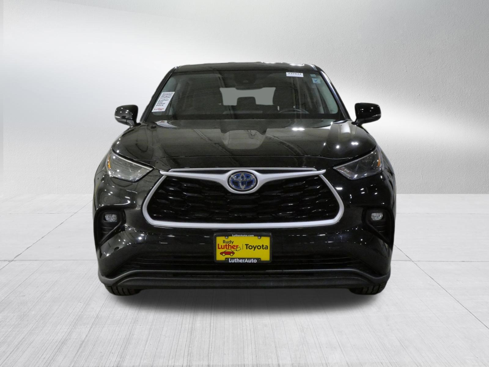 Used 2023 Toyota Highlander LE AWD/4WD image 2