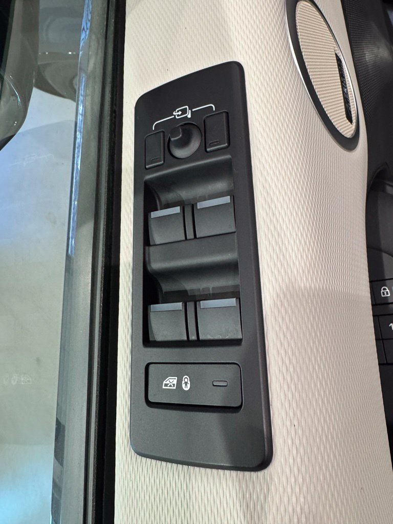 Used 2024 Land Rover Discovery Dynamic SE AWD/4WD image 13