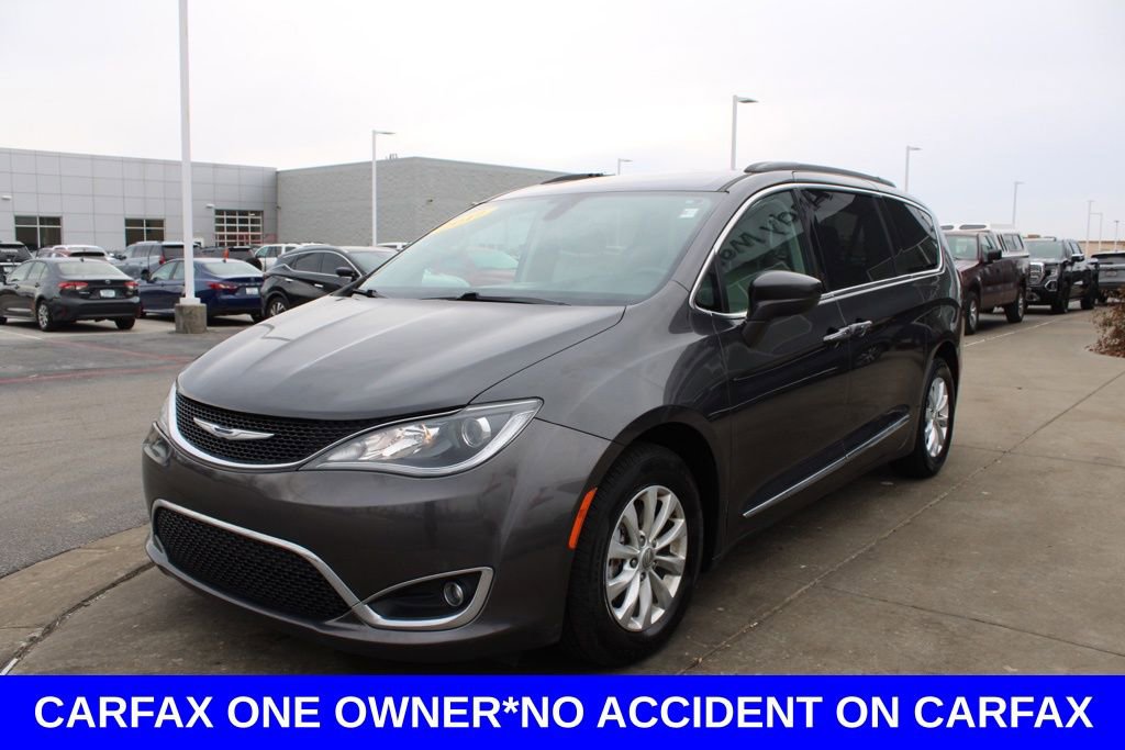 Used 2017 Chrysler Pacifica Touring-L image 3