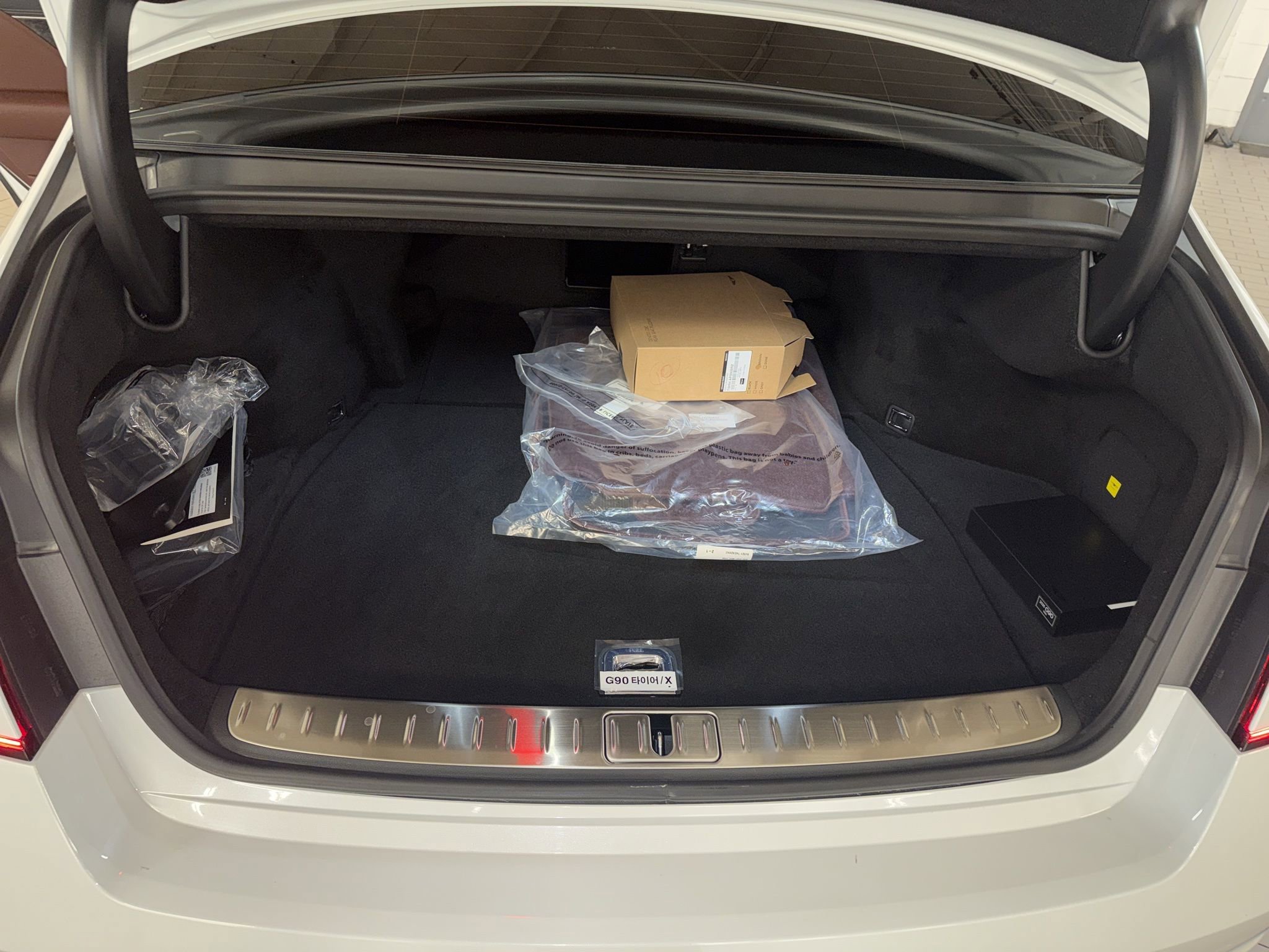 Used 2025 Genesis G90 3.5T image 24