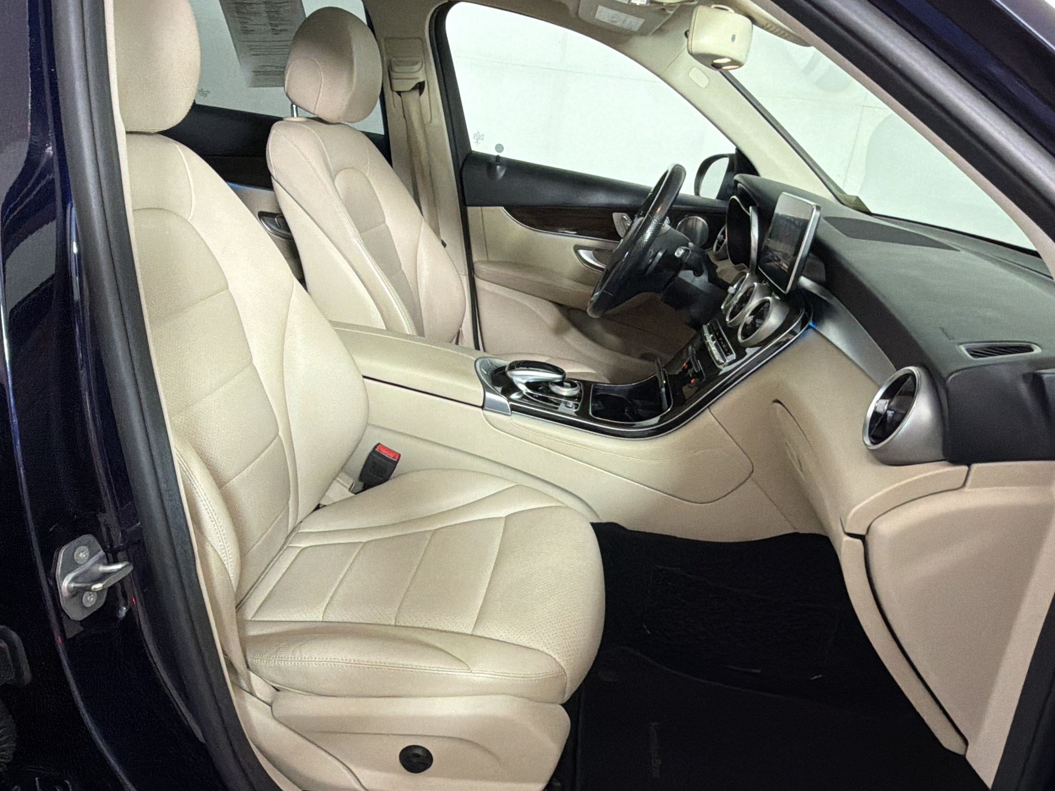 Used 2019 Mercedes-Benz GLC 300 4MATIC image 25