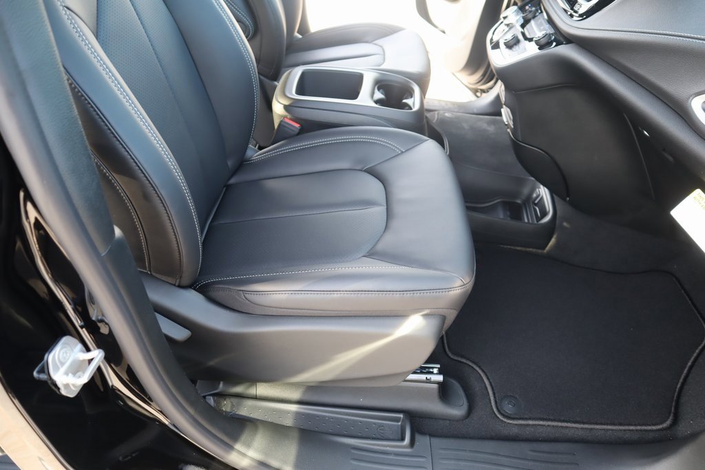 New 2026 Chrysler Pacifica Select image 14
