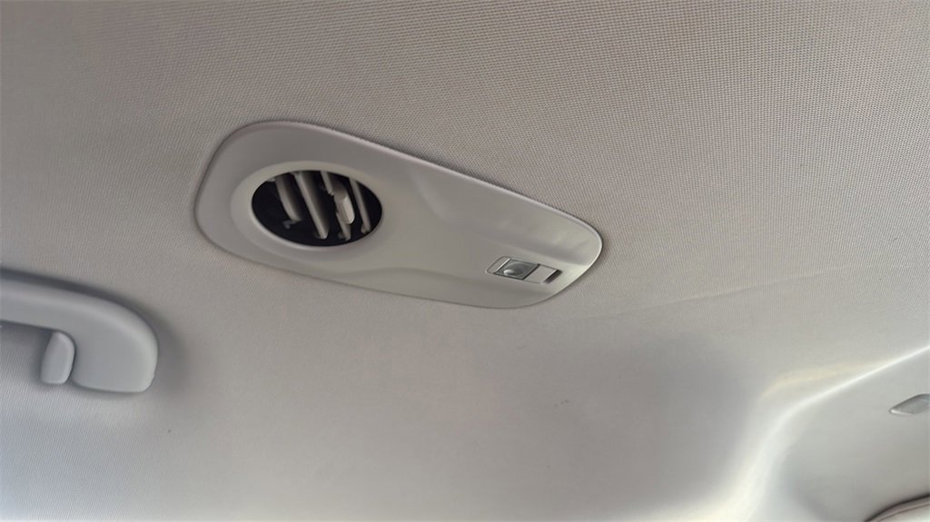 Used 2022 Chrysler Voyager LX image 22