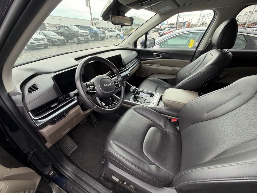 Used 2025 Kia Carnival FWD image 31