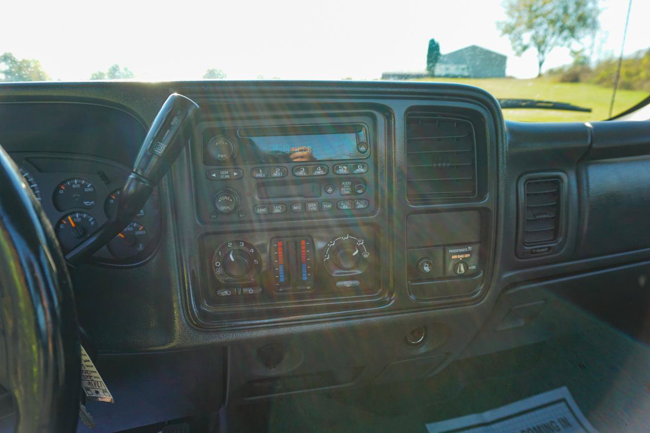 Used 2004 Chevrolet Silverado 2500 LS w/ Snow Plow Prep Package AWD/4WD image 16
