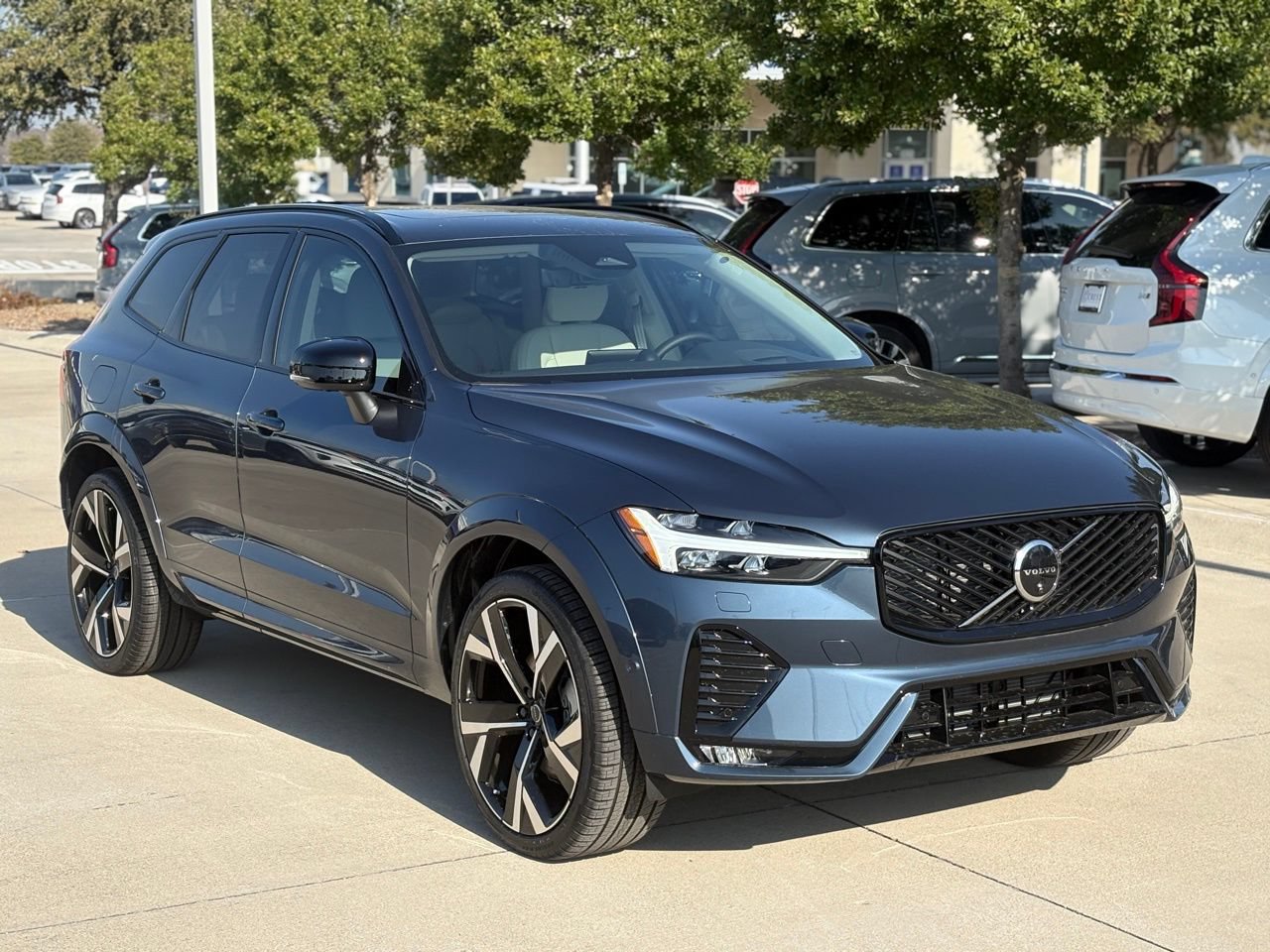 New 2026 Volvo XC60 B5 Ultra w/ Protection Package Premier AWD/4WD image 4